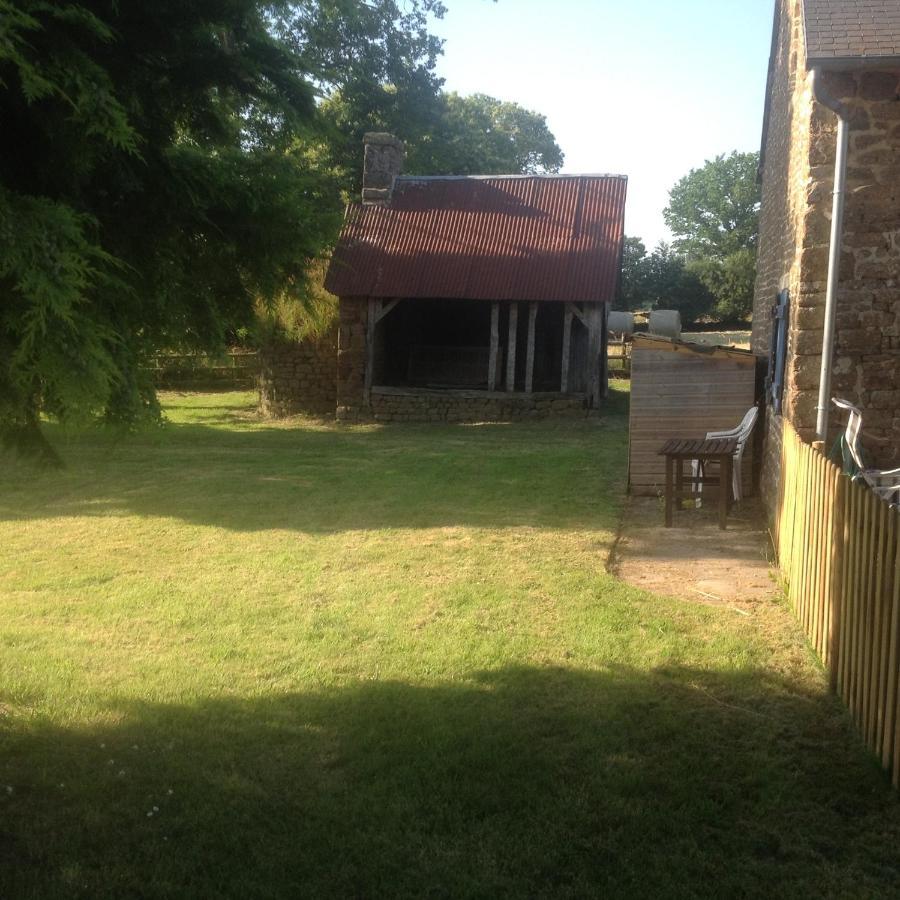 Bed and Breakfast La Ville - Les Petits Champs Buais-les-Monts Exterior foto