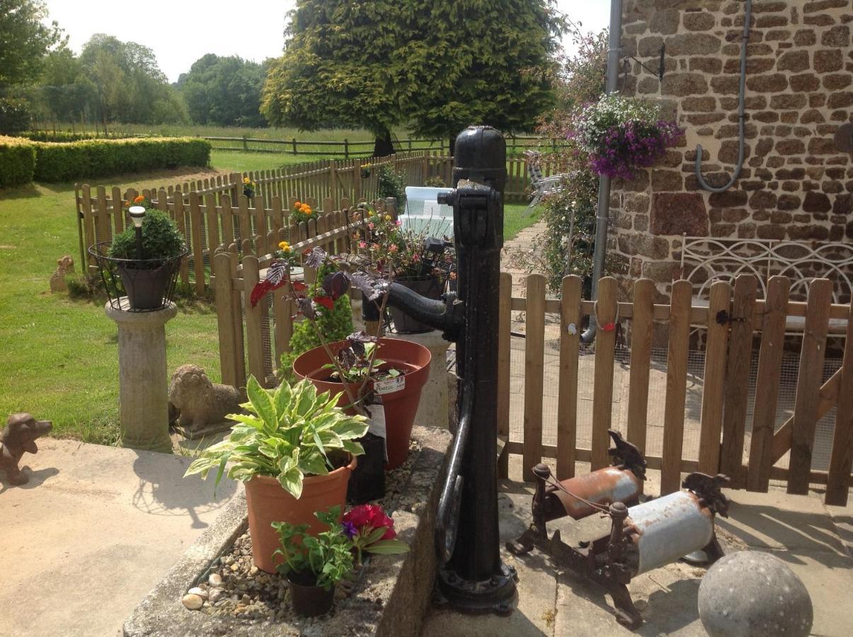 Bed and Breakfast La Ville - Les Petits Champs Buais-les-Monts Exterior foto
