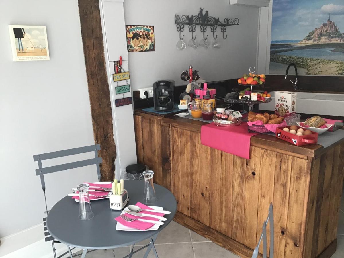 Bed and Breakfast La Ville - Les Petits Champs Buais-les-Monts Exterior foto