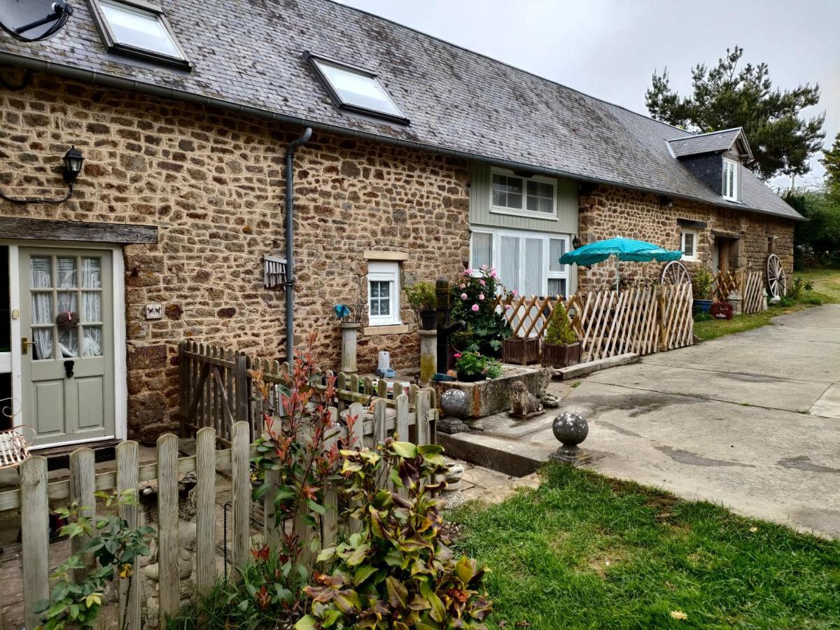 Bed and Breakfast La Ville - Les Petits Champs Buais-les-Monts Exterior foto