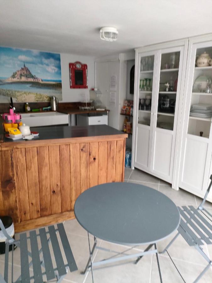 Bed and Breakfast La Ville - Les Petits Champs Buais-les-Monts Exterior foto