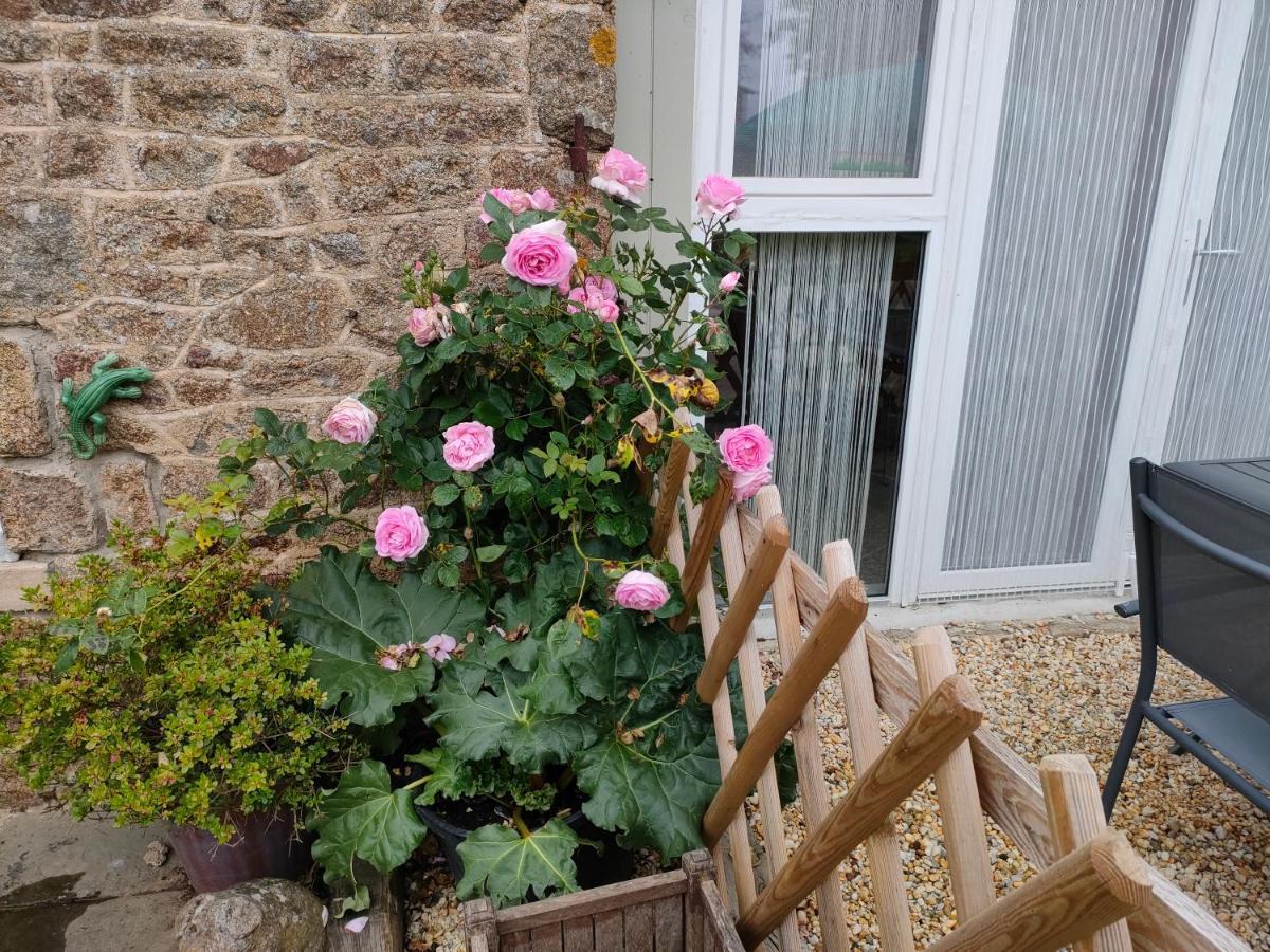 Bed and Breakfast La Ville - Les Petits Champs Buais-les-Monts Exterior foto