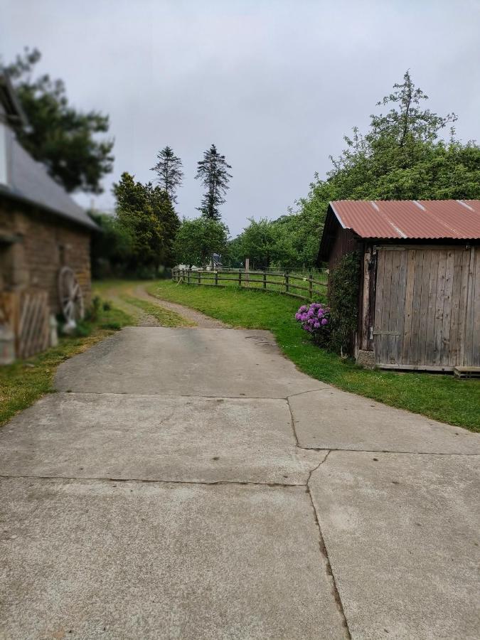 Bed and Breakfast La Ville - Les Petits Champs Buais-les-Monts Exterior foto