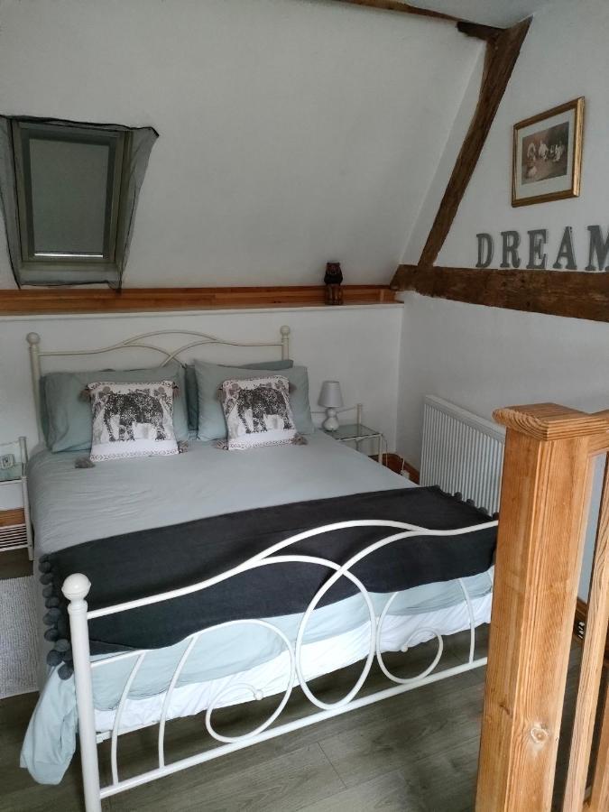 Bed and Breakfast La Ville - Les Petits Champs Buais-les-Monts Exterior foto